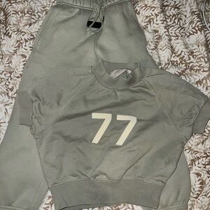 Kids Essential sweatpants and shirt (set)